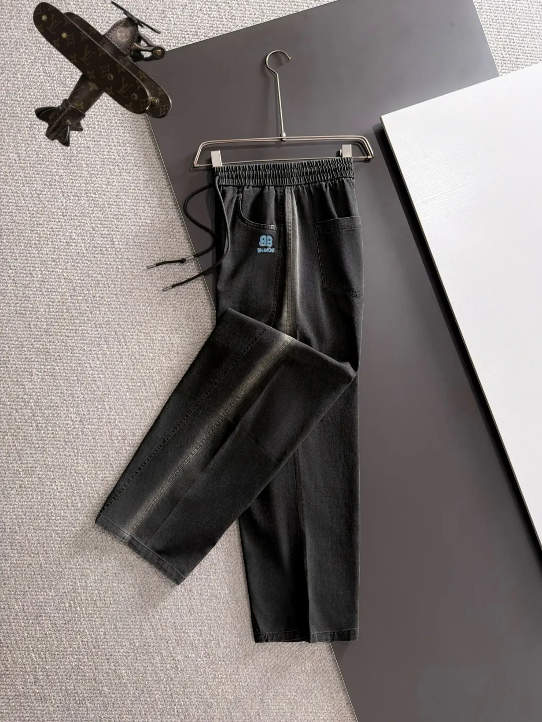 Next day shipment P195 Balenciaga High Quality 2026 Autumn and Winter New Arrival elastic band casual pants, counter-customized fabrics, Breathable, high comfort, impeccable details, brand element design concept, reflecting high quality. It feels delicate and soft! It presents a casual cut and the upper body shape is great! Sizes:S-3XL